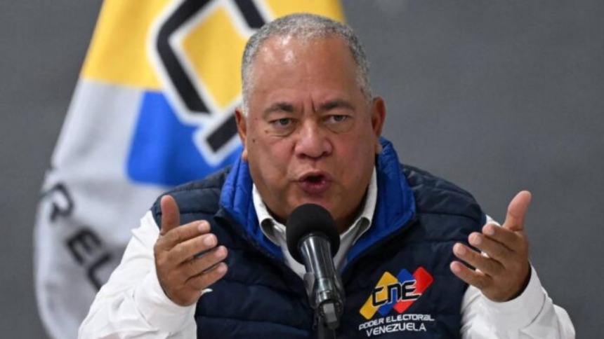 El presidente del CNE, Elvis Amoroso, extendió la jornada al asegurar que "mucha gente" seguía votando